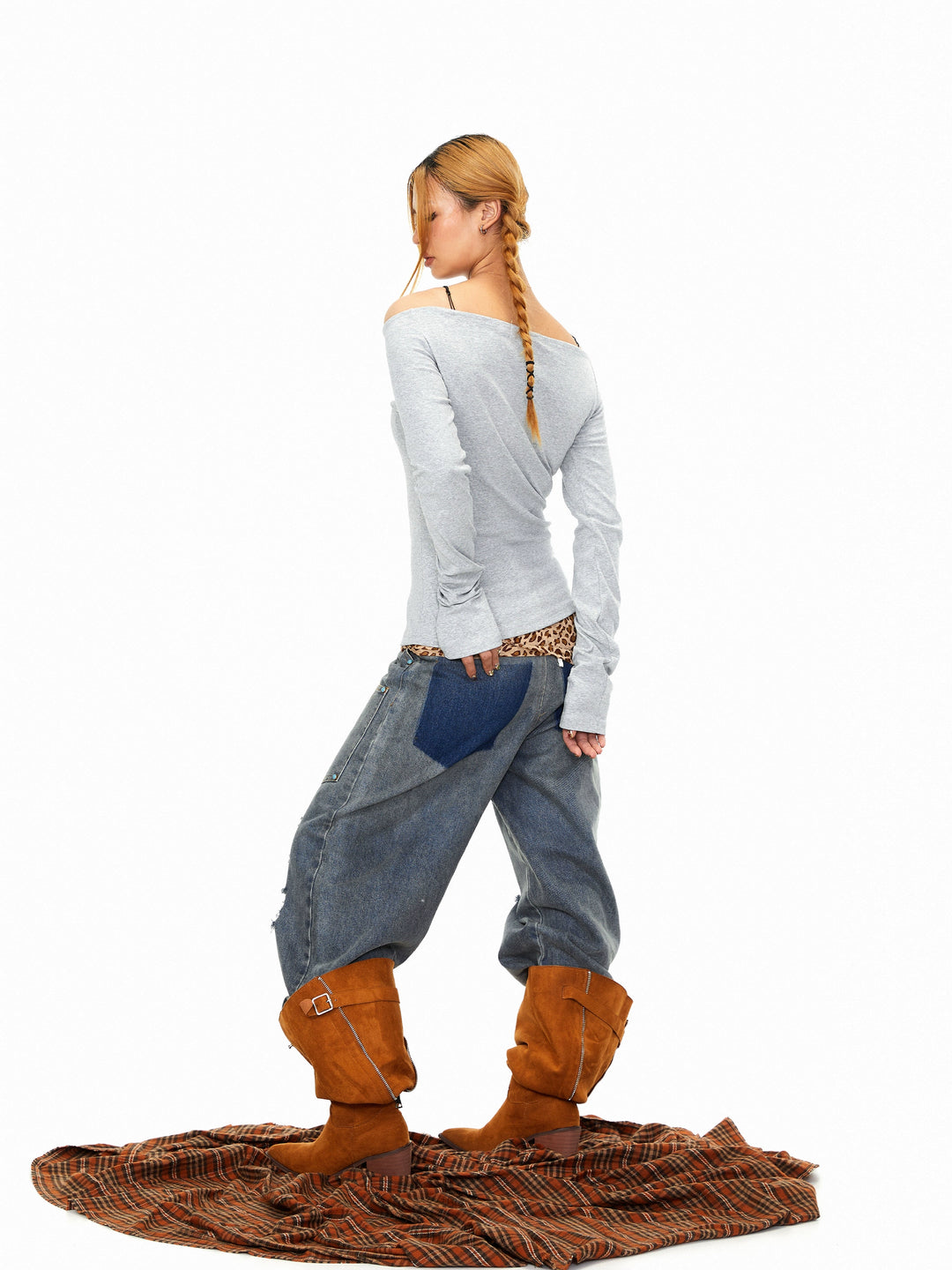 Button-Detail Distressed Casual Jeans