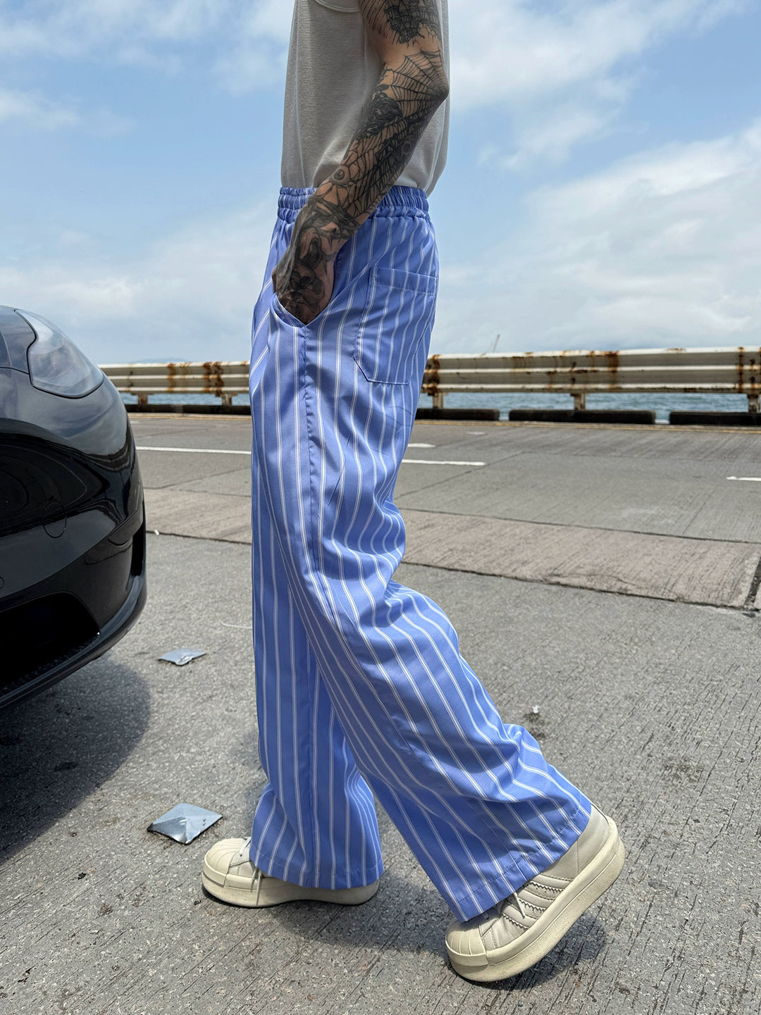 Gestreifte lockere weit geschnittene Hose 