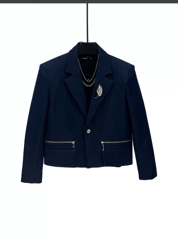 짧은 스트레이트 레그 수트 재킷과 바지 