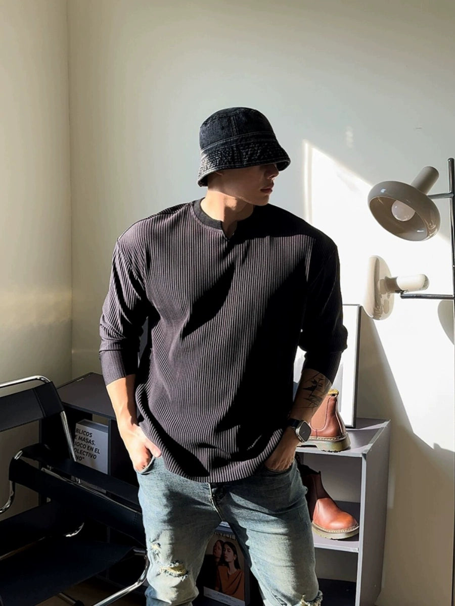 تي شيرت كاجوال بأكمام طويلة مخطط على شكل حرف V 