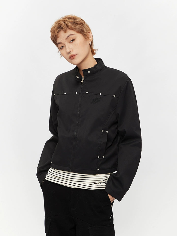 Chaqueta corta retro con cremallera y cuello alto 