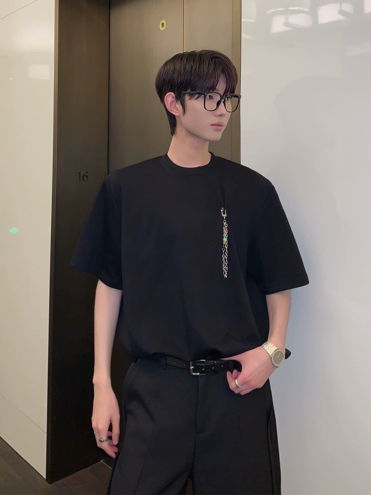 تي شيرت برقبة دائرية مع قلادة معدنية بتصميم فضفاض 