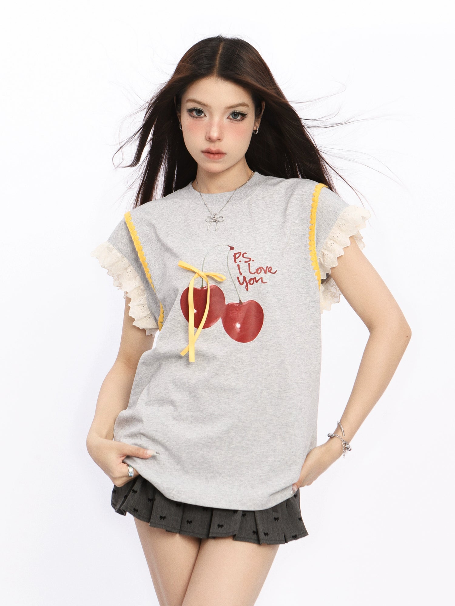 Top a collo alto con grafica di ciliegie e maniche in pizzo 