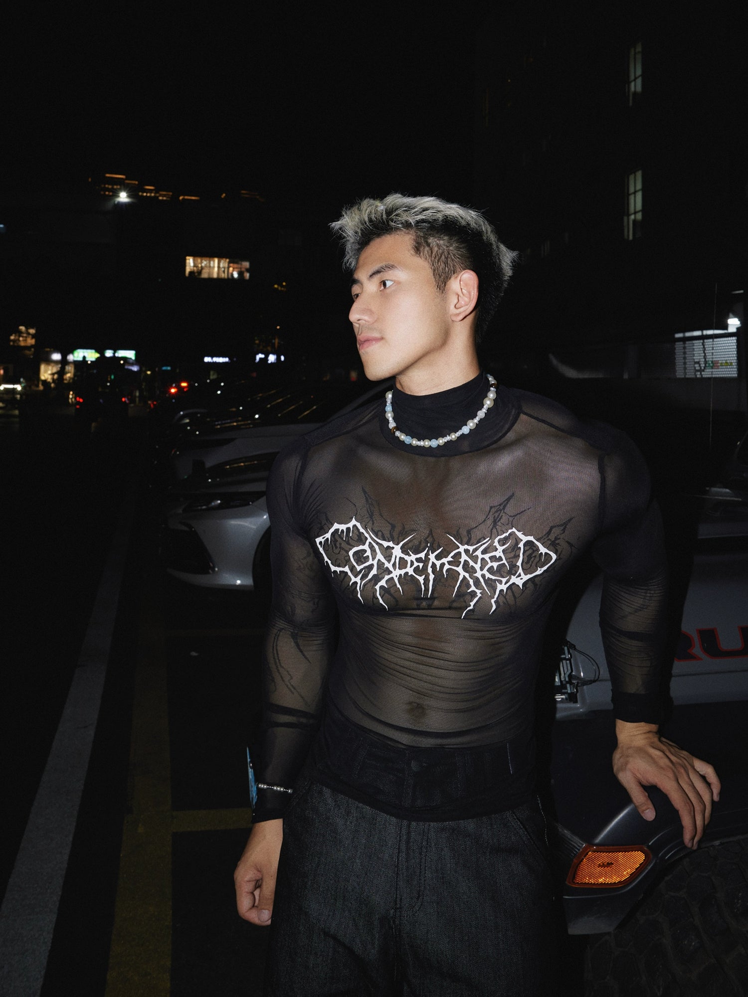 بلوزة ضيقة منقوشة بالطراز القوطي 