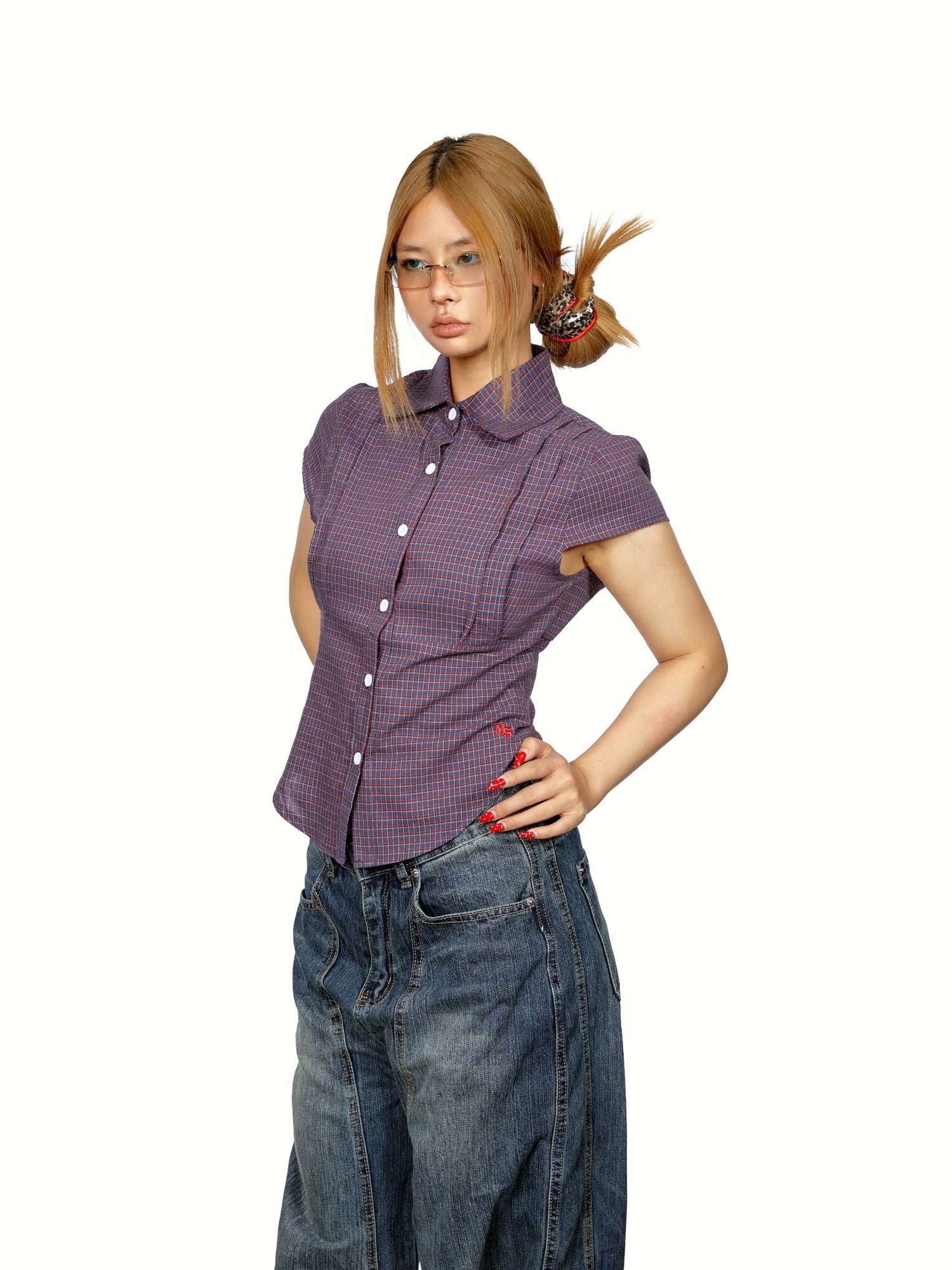 قميص قصير الأكمام مزرر بتصميم قصير من قماش الكاروهات 