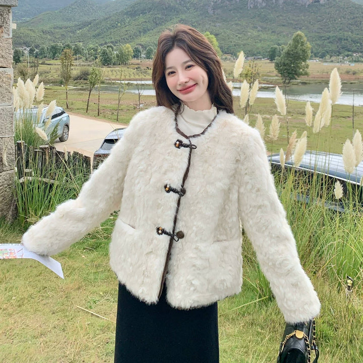 سترة قصيرة من الفرو الصناعي مع أزرار 