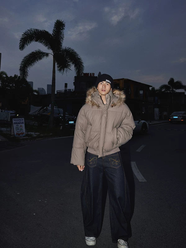 Weite Jeanshosen mit bestickten Taschen 