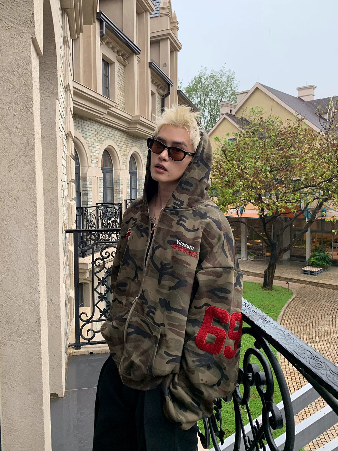 Felpa con cappuccio zip up ricamata in camouflage 