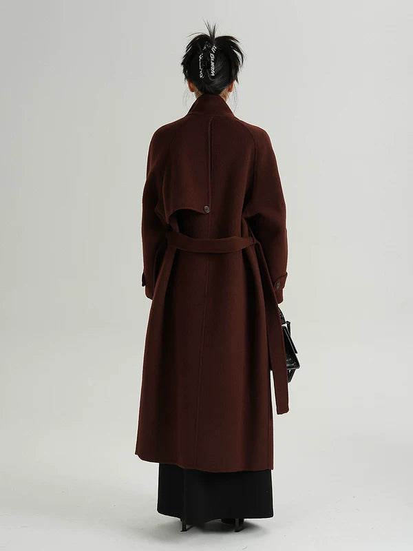 Длинное шершащее пальто с воротником-стойкой и поясом 