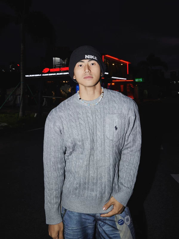 Pull en maille torsadée avec poche poitrine 