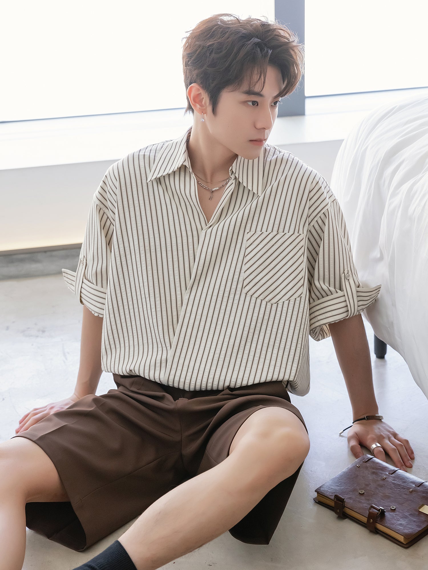 قميص قصير الأكمام مع ياقة مخططة 