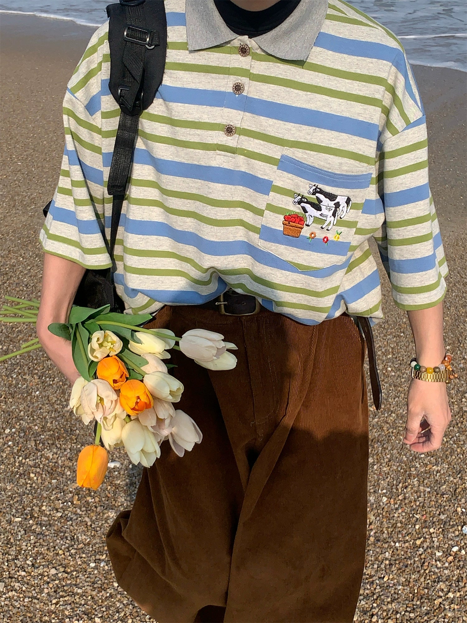 قميص بولو مزين بتطريز بقرة مخططة 