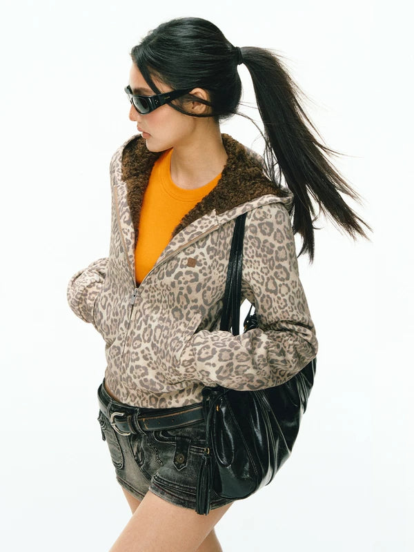 Giacca corta con zip e cappuccio in stampa leopardata 
