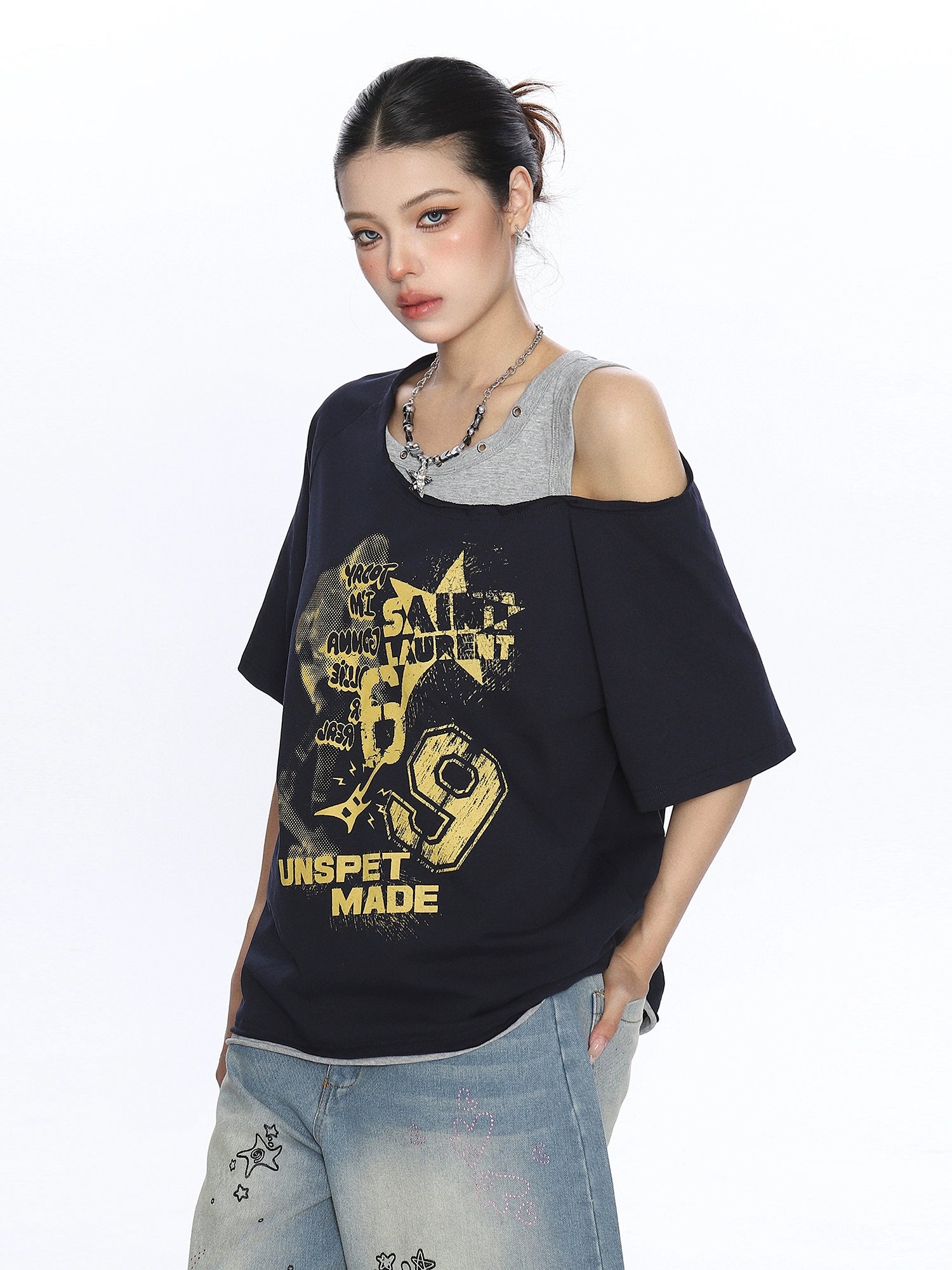 Set di T-shirt off-shoulder con stampa graffiti 