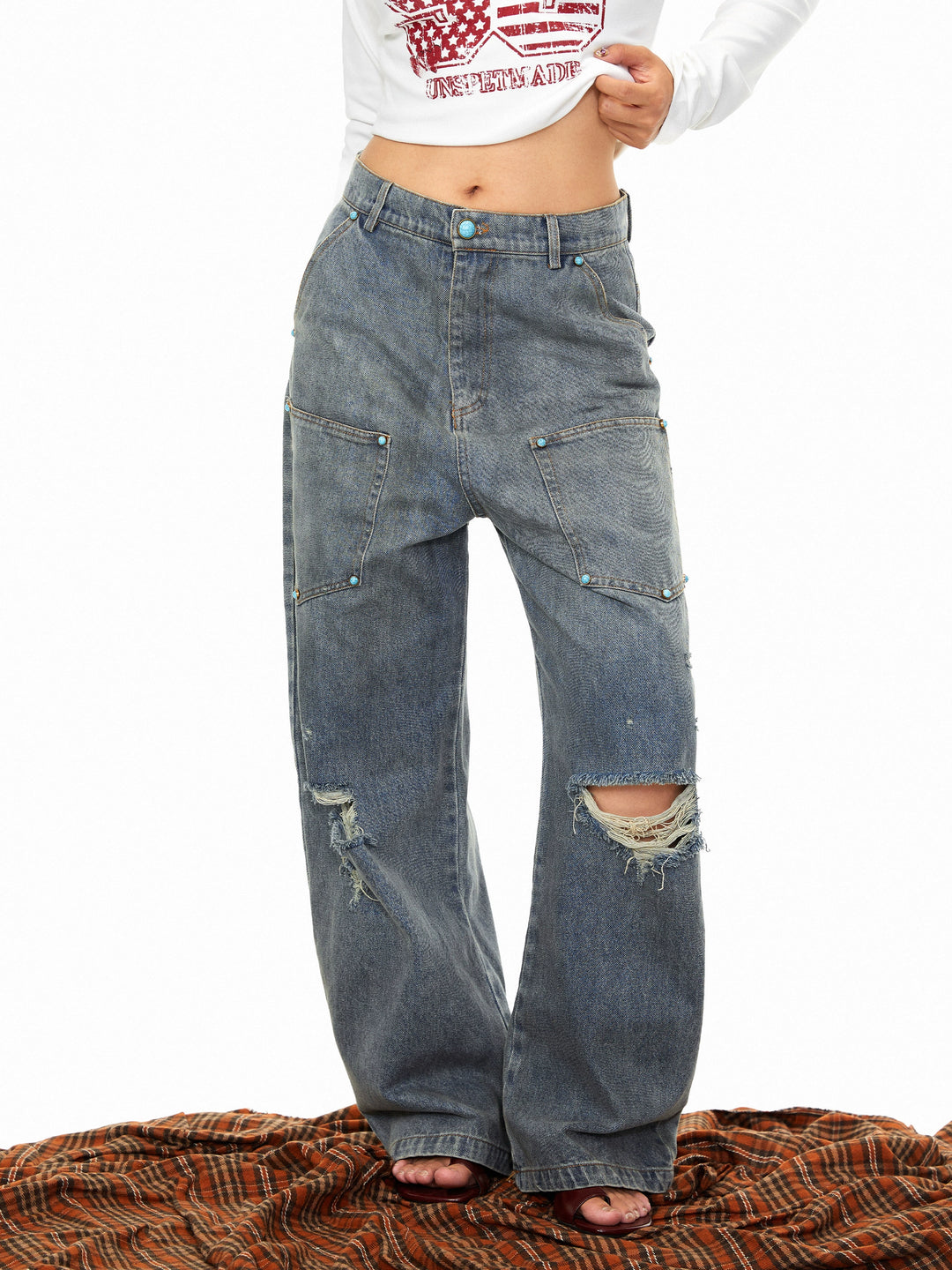 Button-Detail Distressed Casual Jeans
