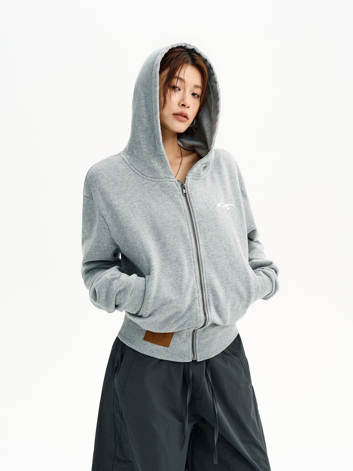 Felpa con cappuccio cropped con zip distressata 