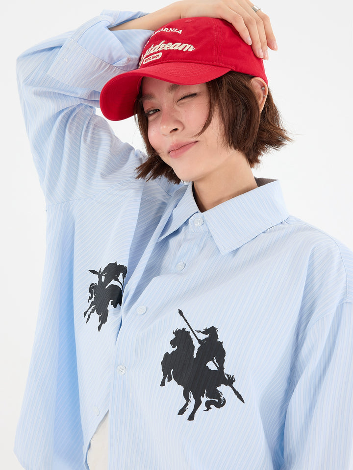 Camisa suelta de rayas con estampado ecuestre en la solapa 