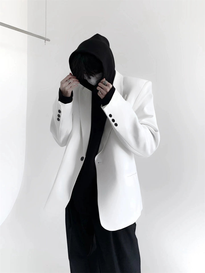 Minimalistická sako s klopami a vycpanými rameny 