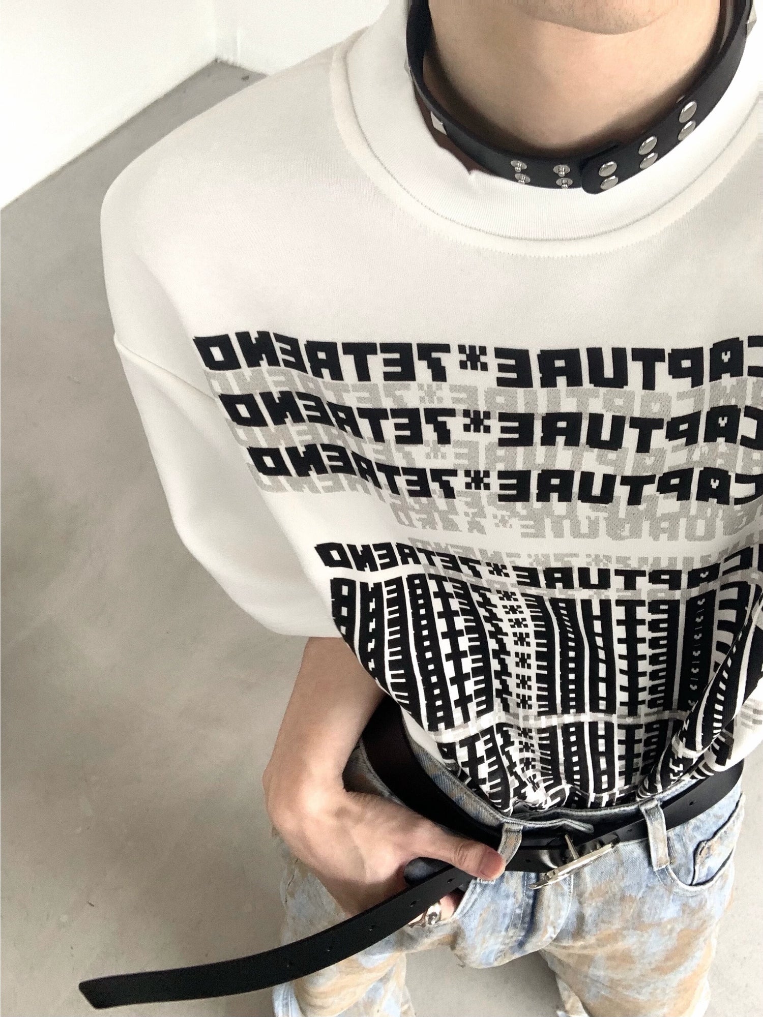 تي شيرت قصير الأكمام بطباعة حرف جرافيكي 