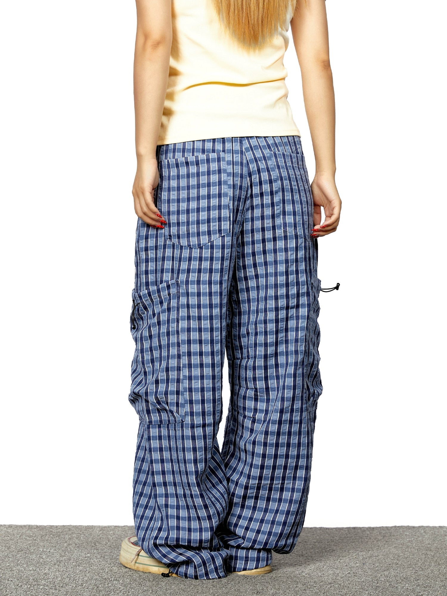 بنطال واسع الساق بخصر مرن من قماش الكاروهات 