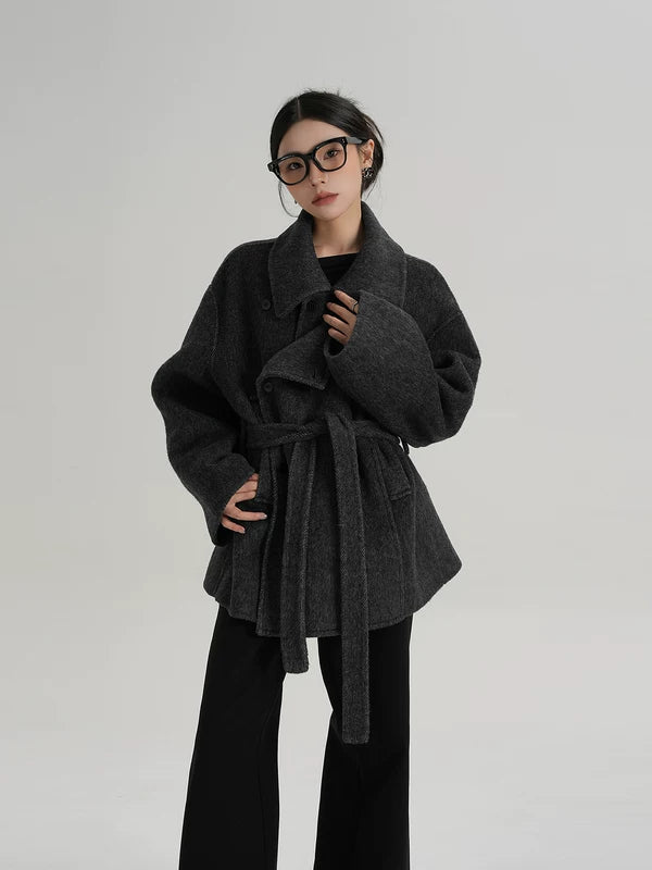 Пальто из шерсти с двойным застежкой и поясом 