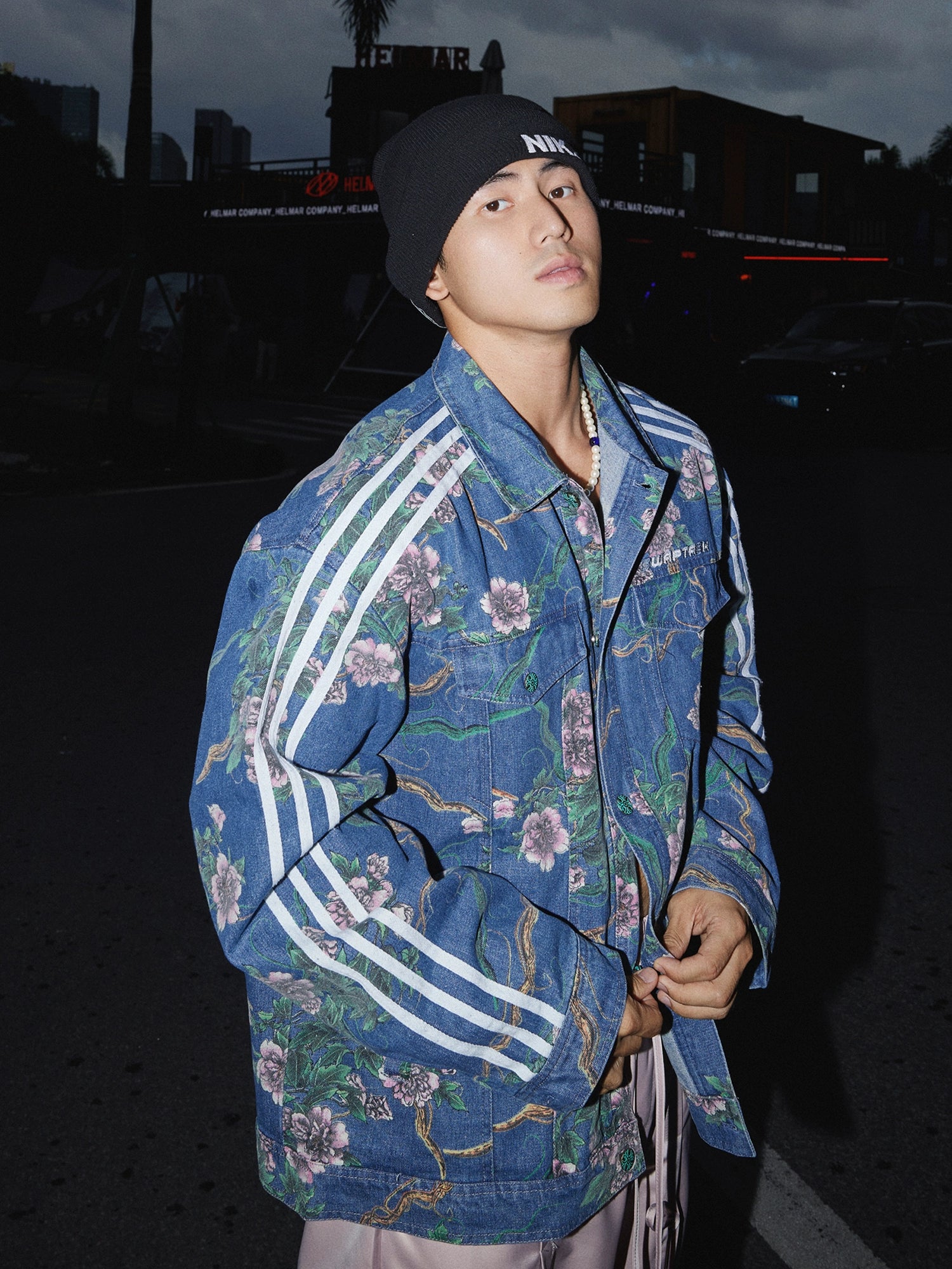 Çiçek Desenli Jakarlı Yıpranmış Kot Ceket 