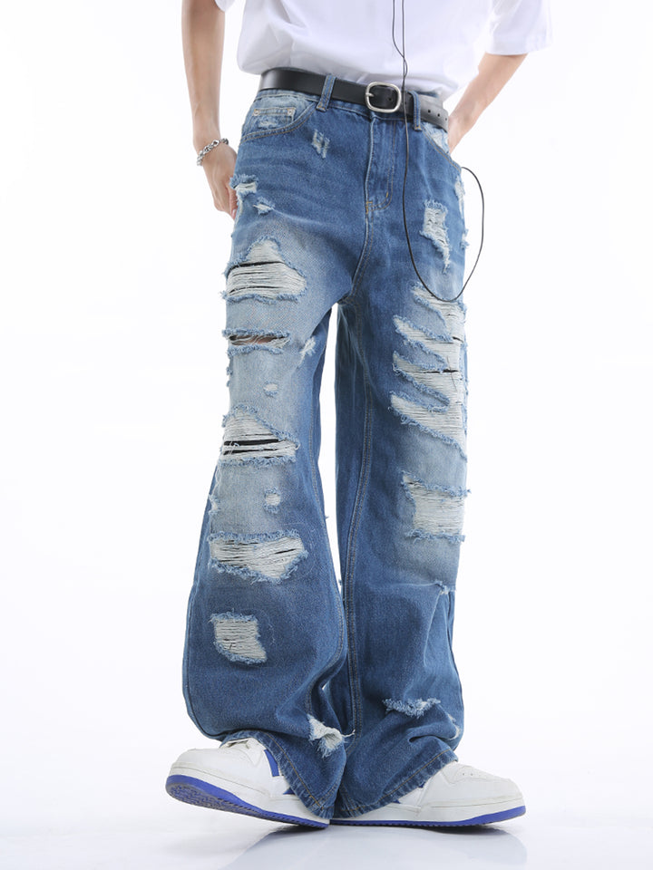 Zerrissene weite Jeans mit Löchern 