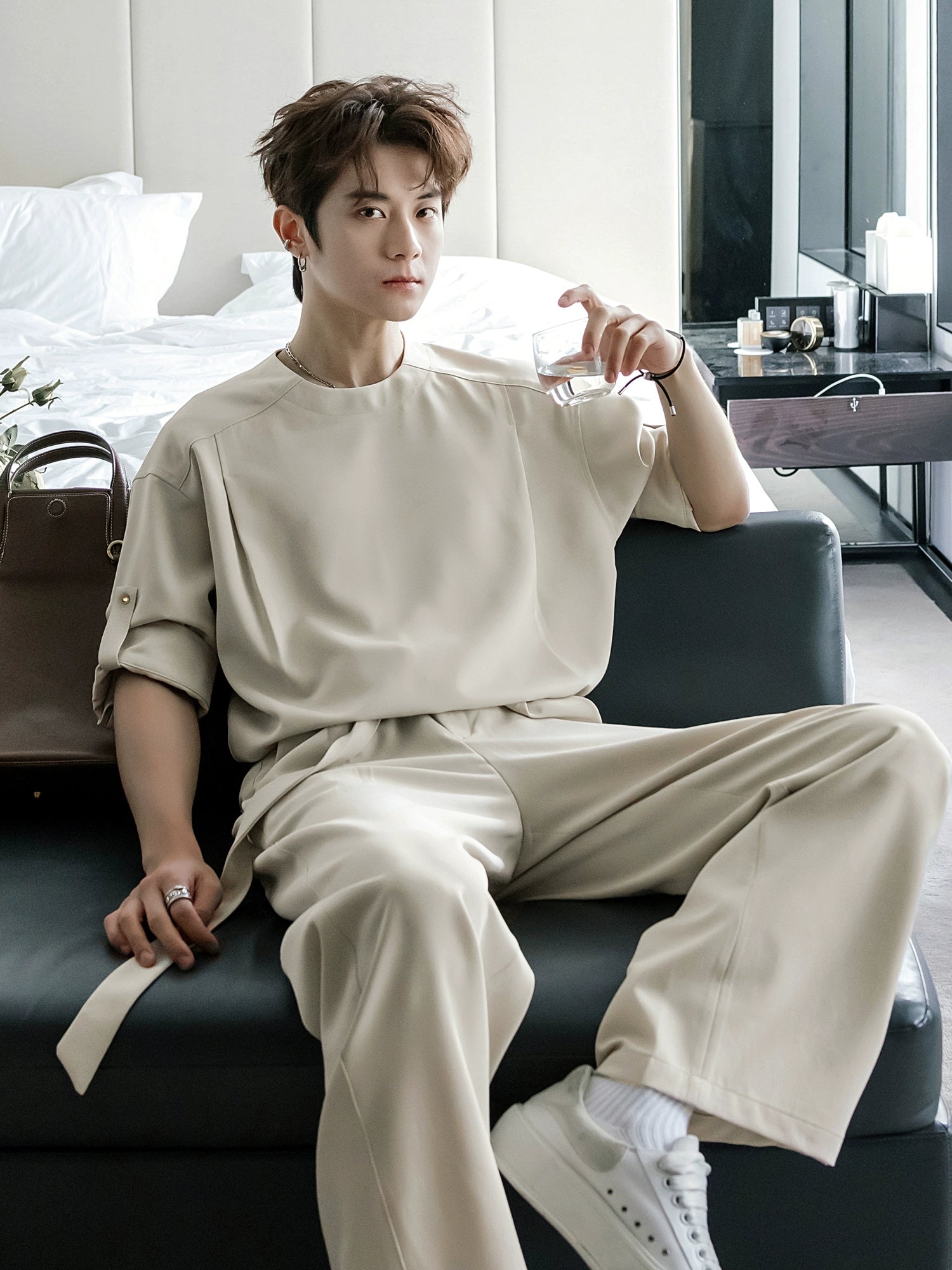 قميص كاجوال بياقة دائرية وأكمام بخمسة نقاط 