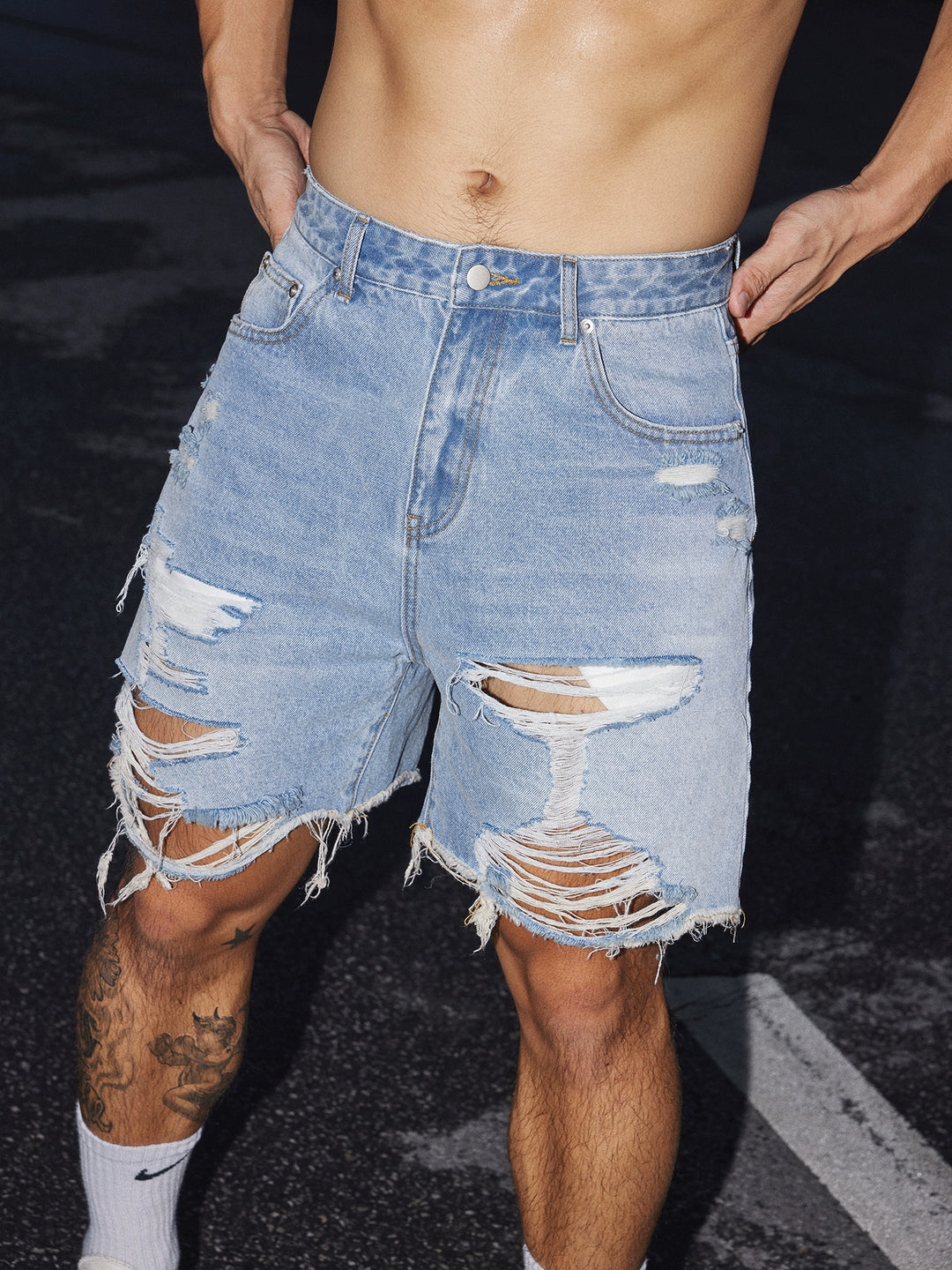 Slidte, revnede, afslappede denimshorts 