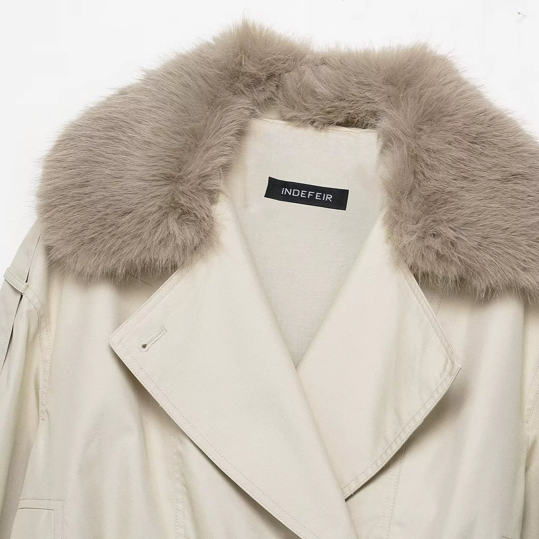 Abrigo impermeable con capucha de piel corta 