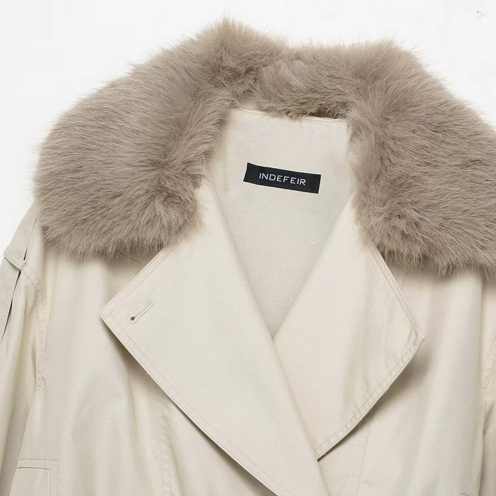 Abrigo impermeable con capucha de piel corta 