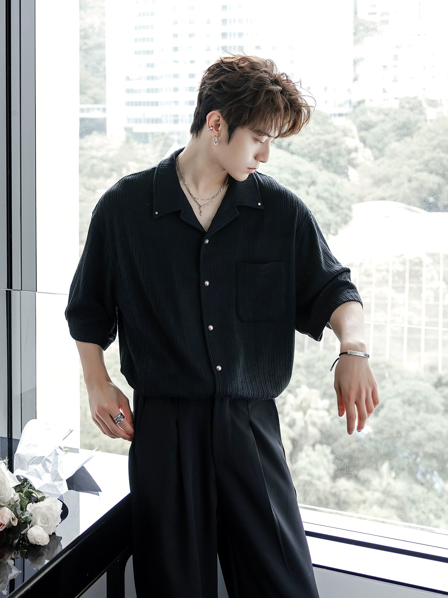 قميص بأكمام قصيرة وياقة كوبية بلون برونزي 