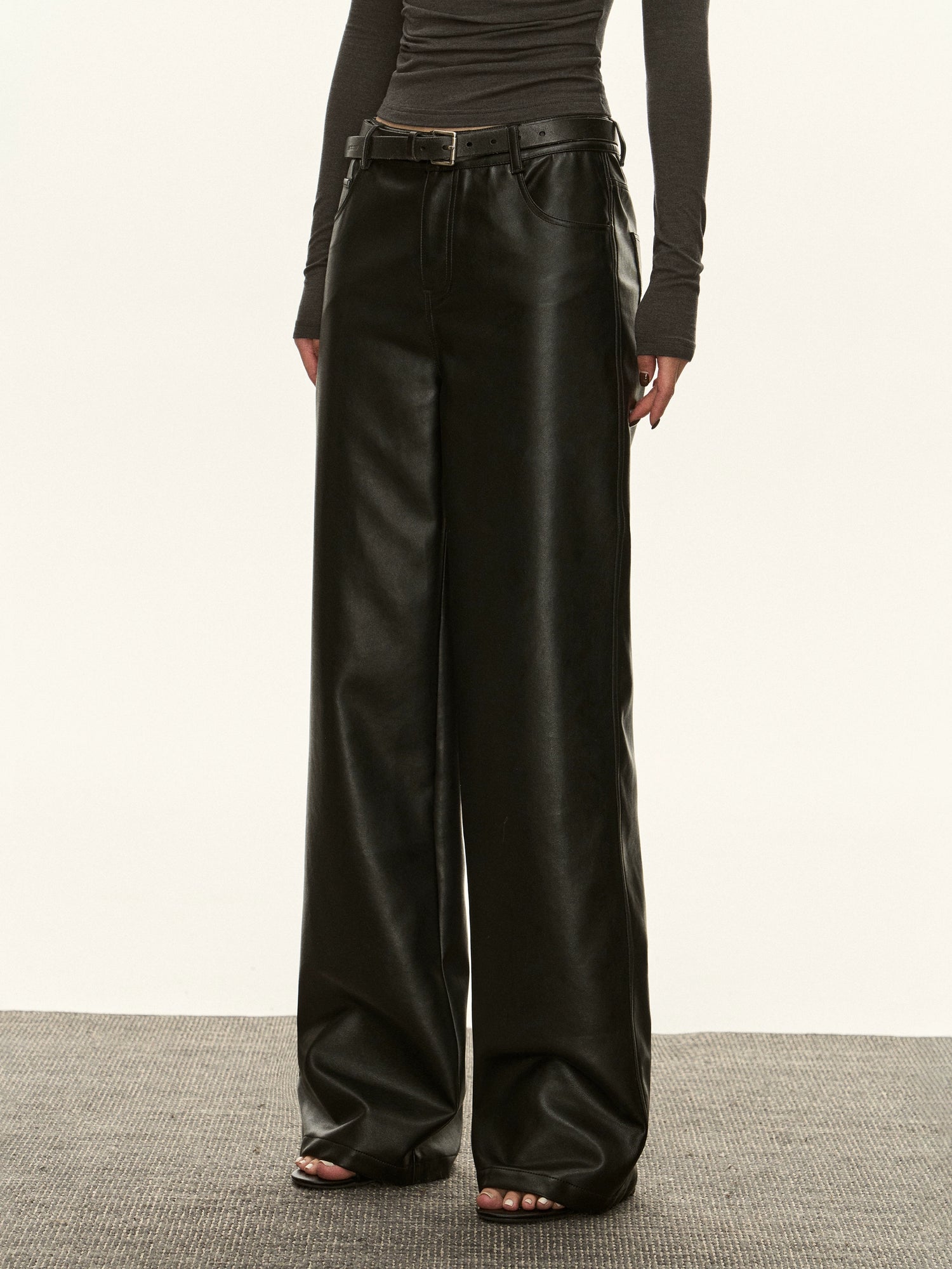 Pantaloni in finta pelle a gamba larga 