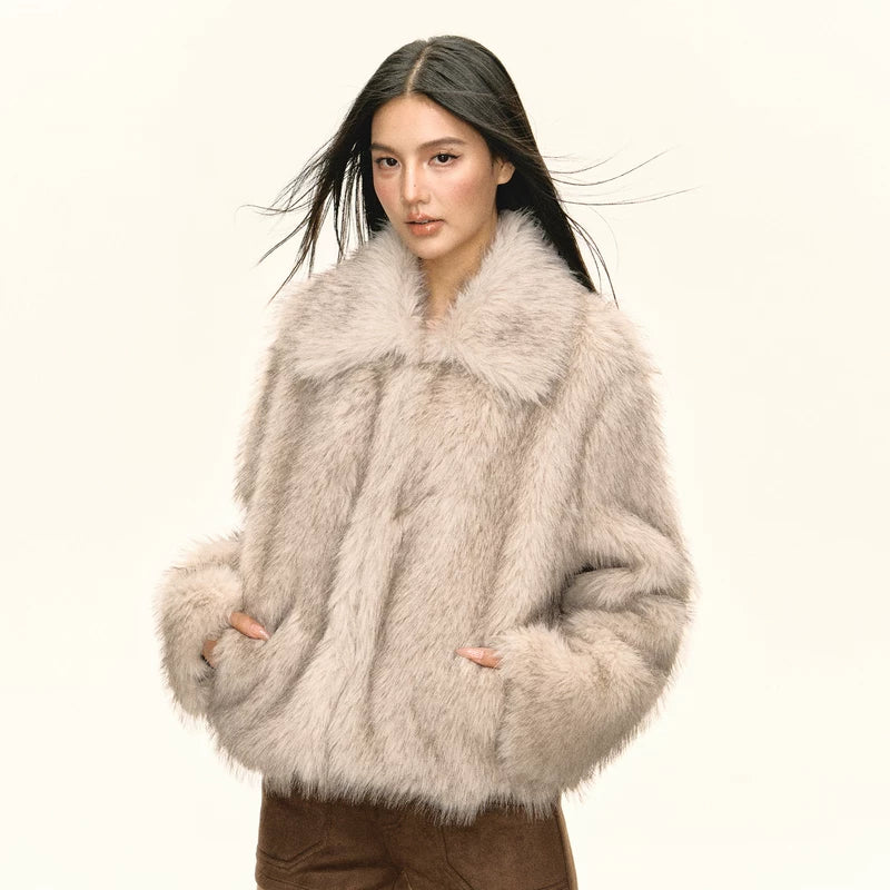 جاكيت قصير من الفرو الصناعي الناعم 