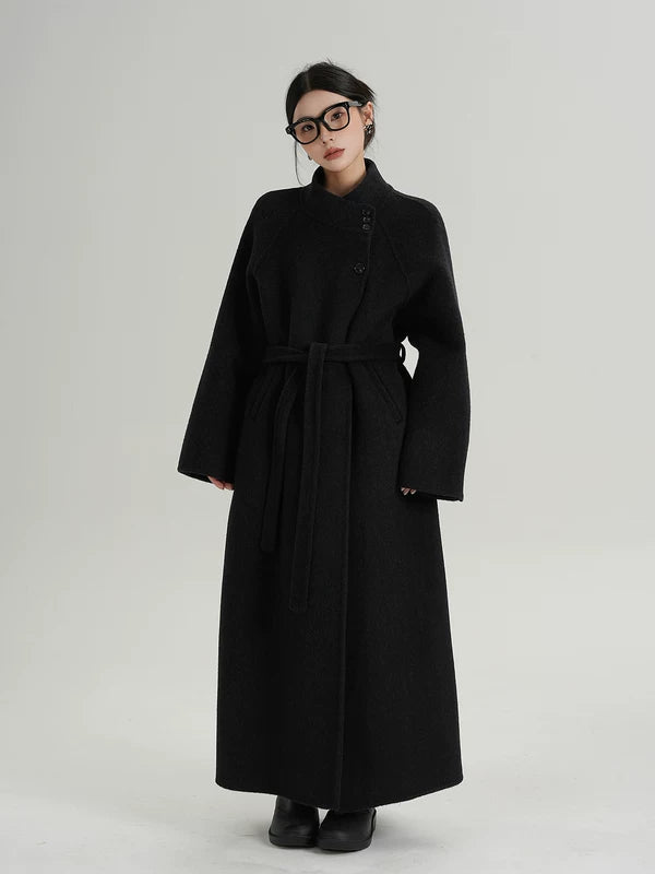Длинное шершащее пальто с поясом и стойким воротником 