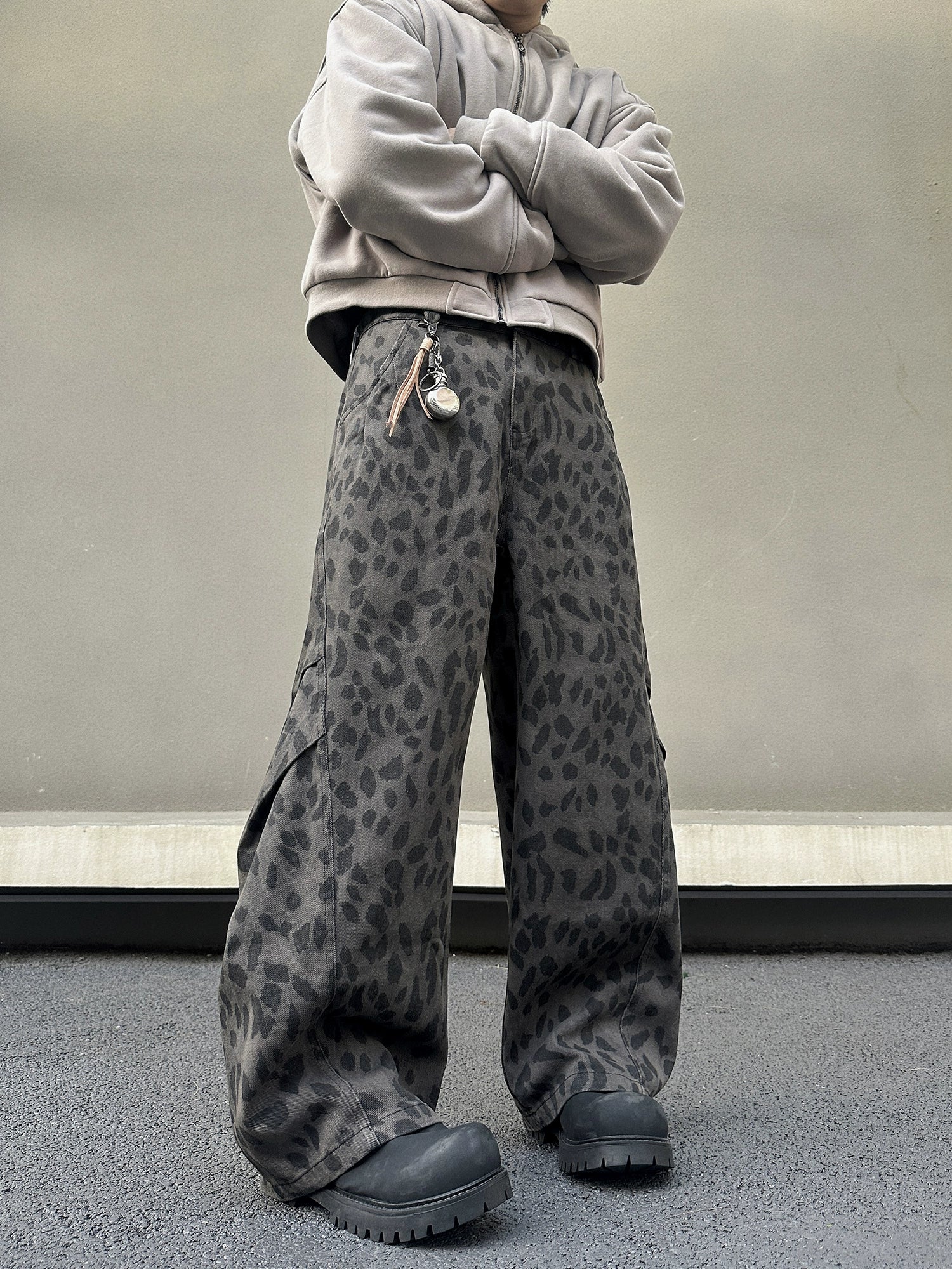 بنطلون كارجو واسع بسحاب بنقشة الفهد 