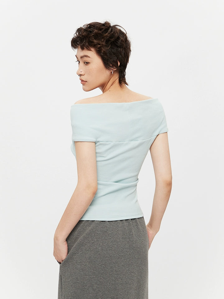 Maglione a collo alto slim con twist e spalle scoperte 