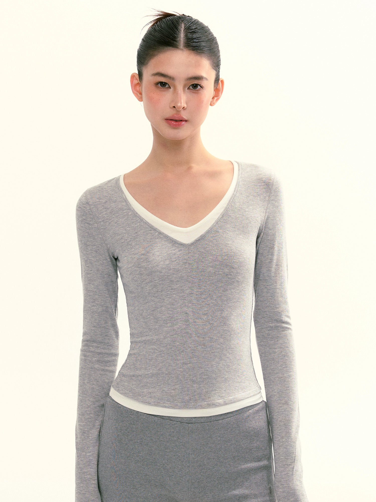 T-shirt a maniche lunghe con scollo a V e strati 