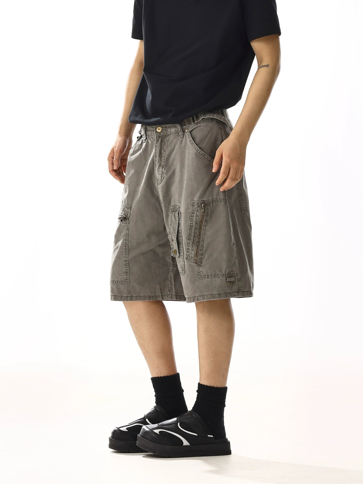 Loose Fit Pleated Cargo Shorts