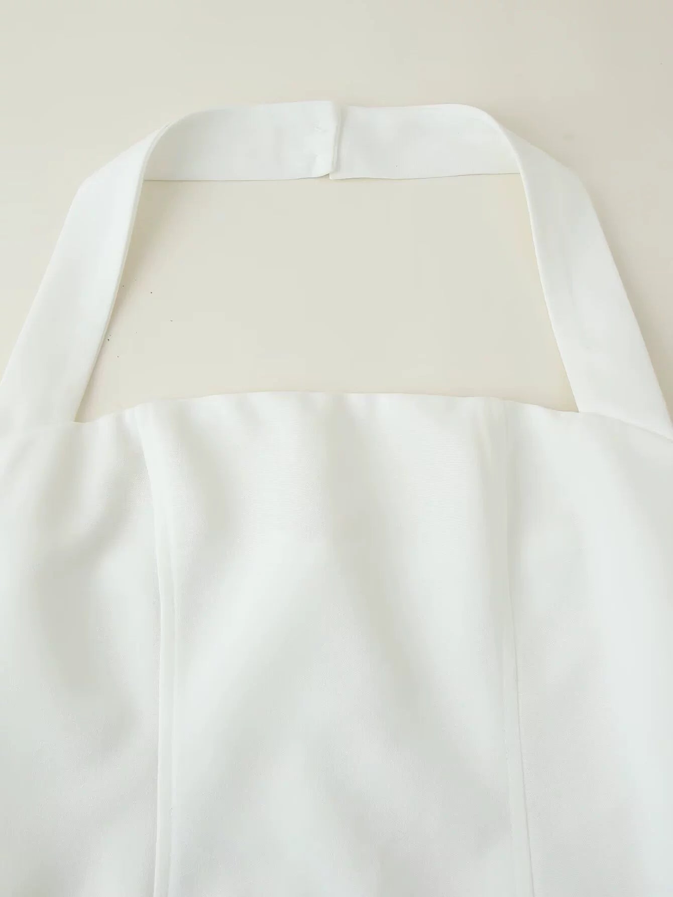 Abito estivo aderente a pieghe con scollatura a halter 