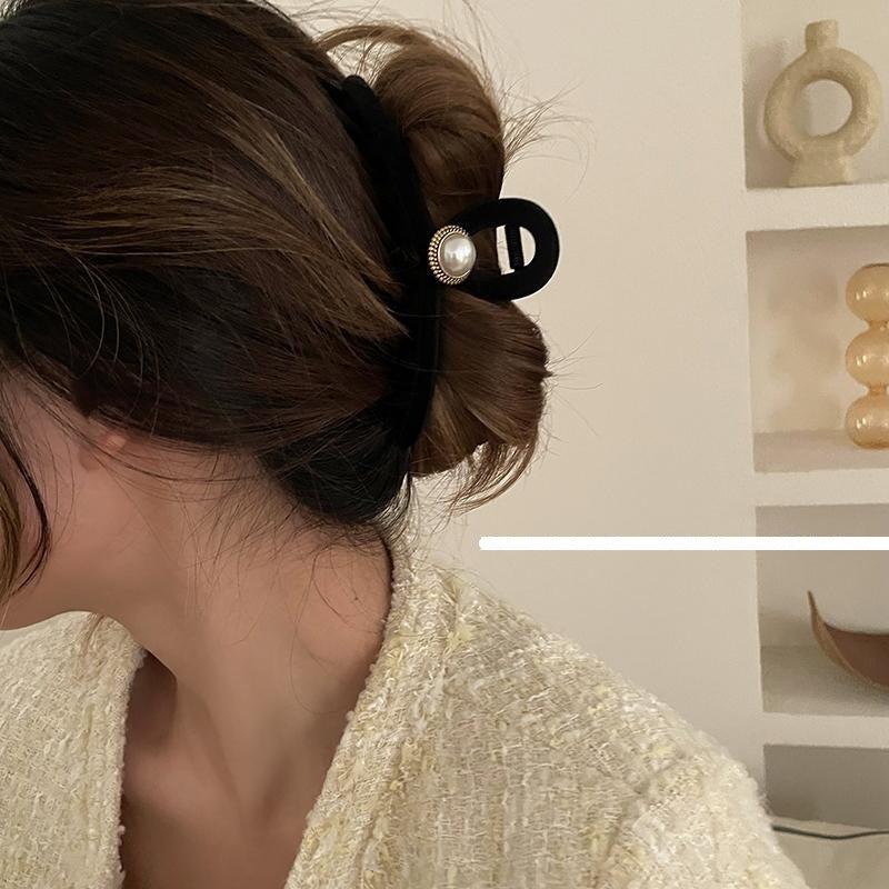 Black Pearl Hair Claw Clip