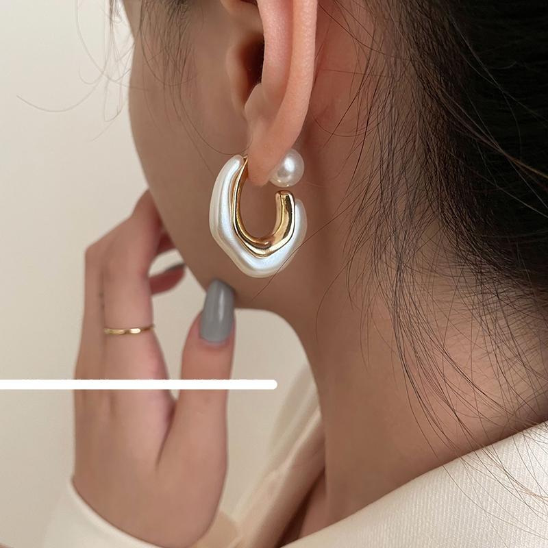 Geometric U-Shaped Pearl Earrings