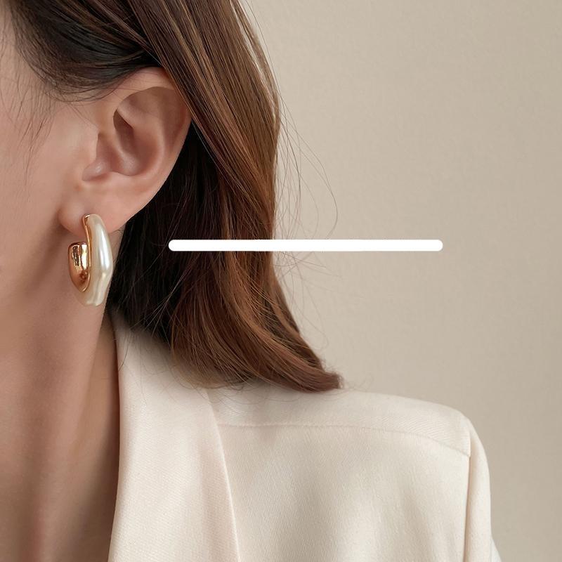 Geometric U-Shaped Pearl Earrings