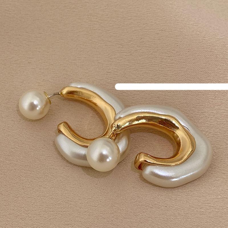 Geometric U-Shaped Pearl Earrings