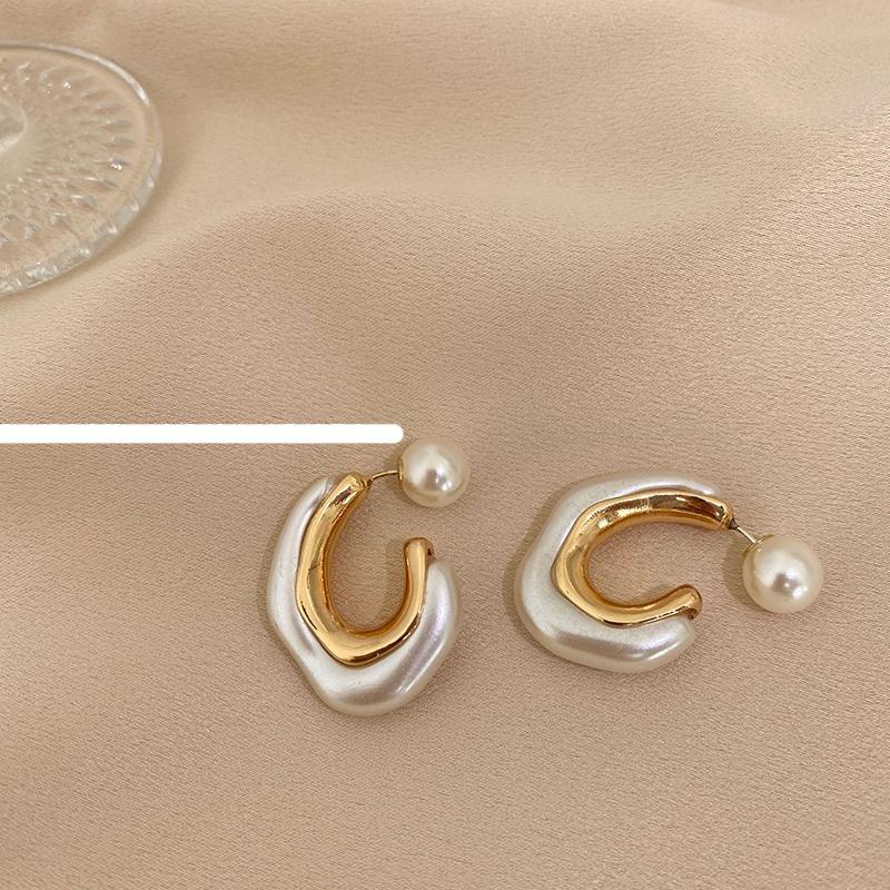 Geometric U-Shaped Pearl Earrings