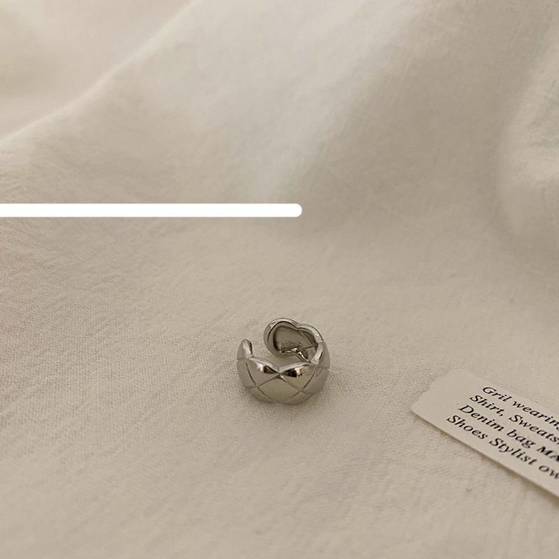 Plaid Retro Ear Clip